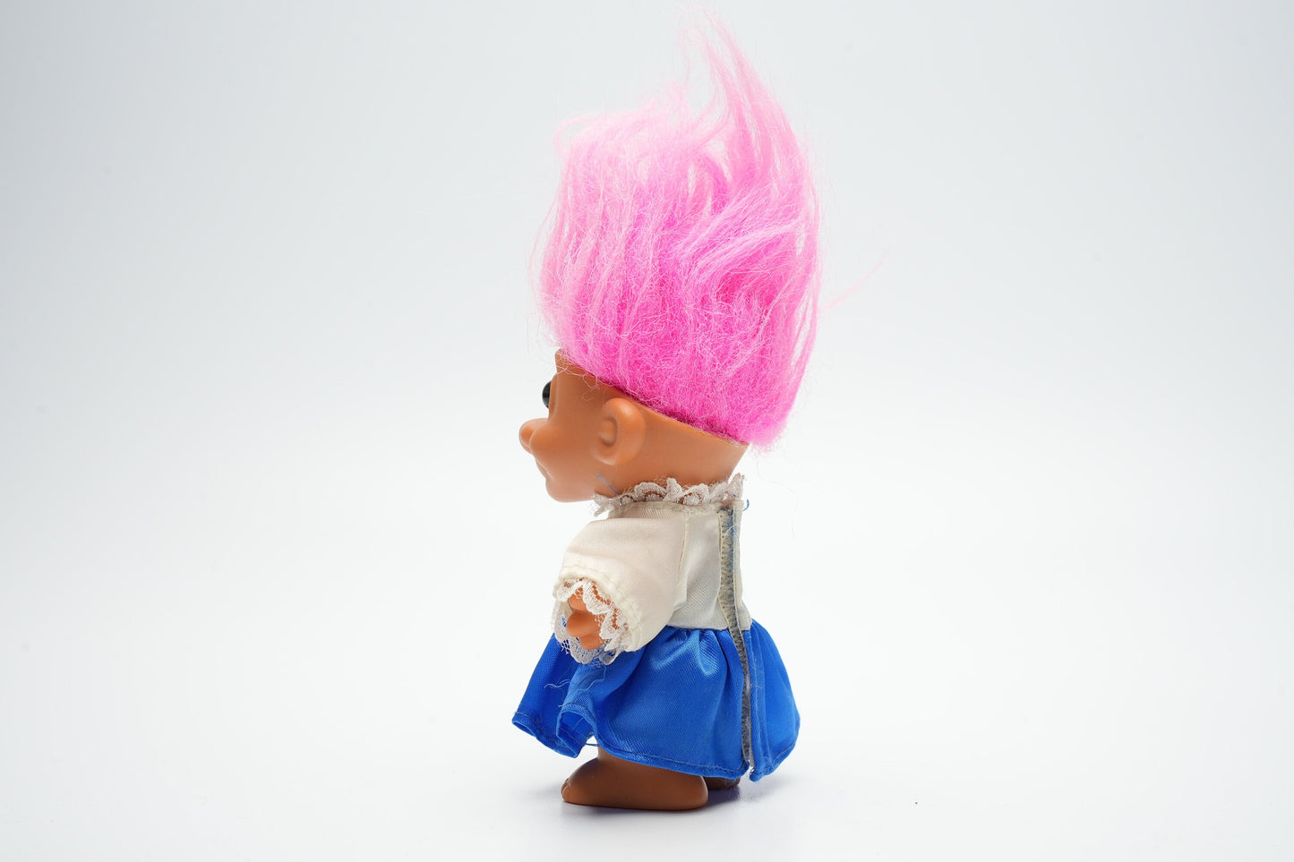 Russ troll van Israël - roze haar met blauwe jurk