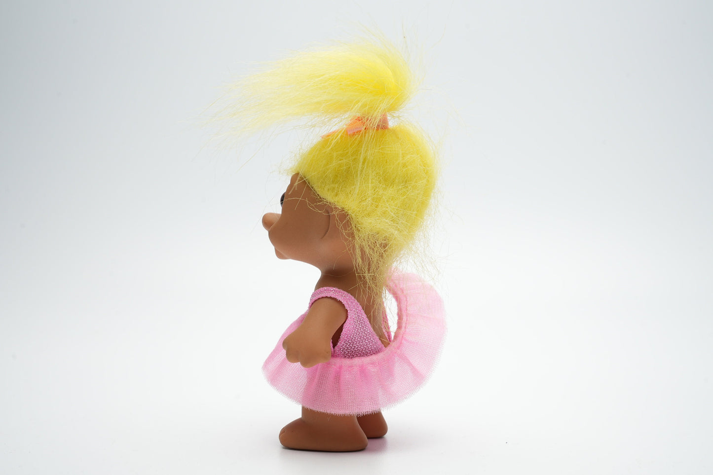 Troll in roze outfit die gaat ballet dansen - vintage troll met geel haar