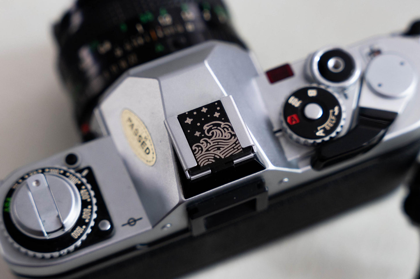 Gepersonaliseerde camera flitsschoen – "The Japanese Wave" – laser gegraveerd accessoire voor fotografie liefhebbers