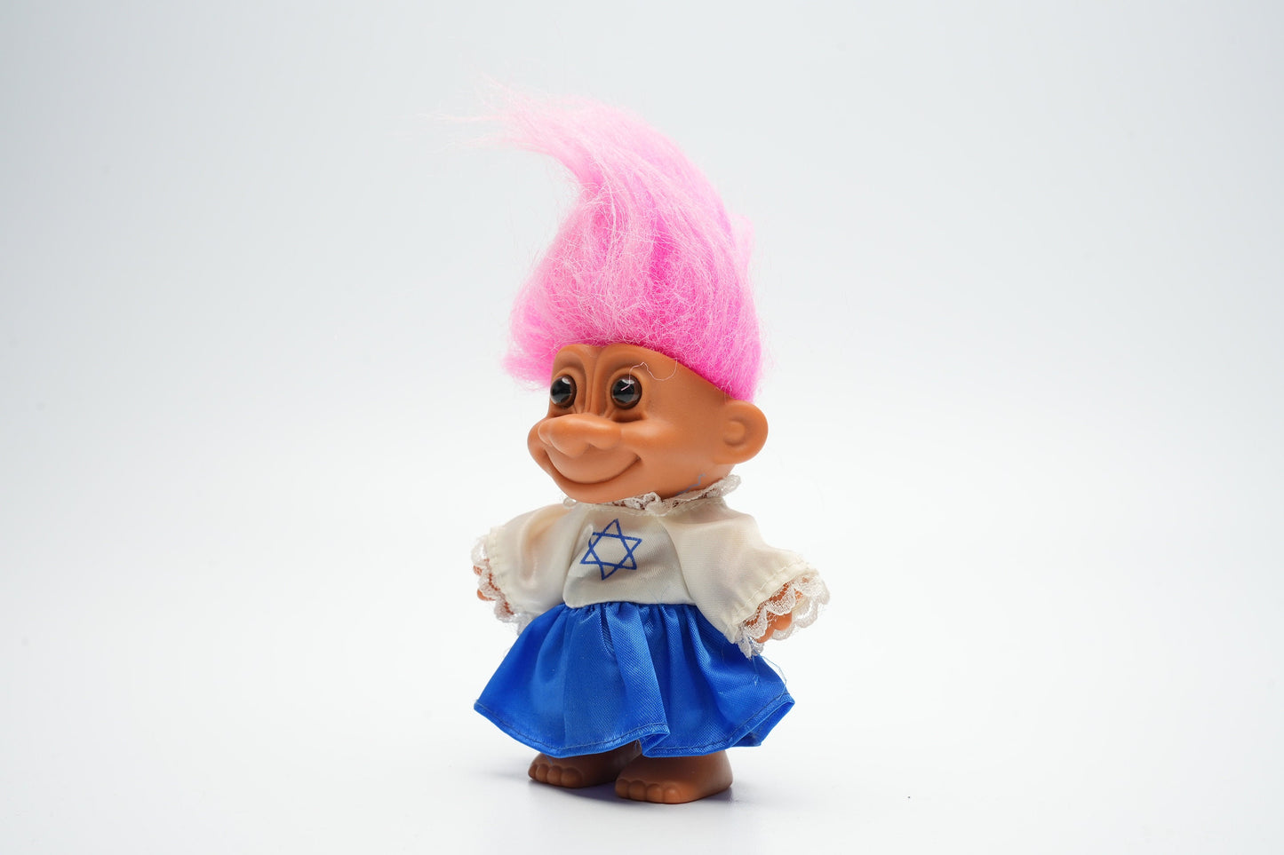 Russ troll van Israël - roze haar met blauwe jurk