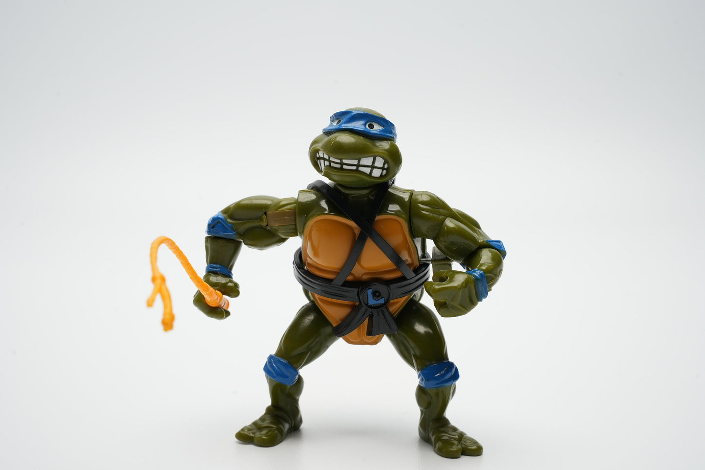 Teenage Mutant Ninja Turtles vintage figuur 1988 Leonardo met wapen (zweep)