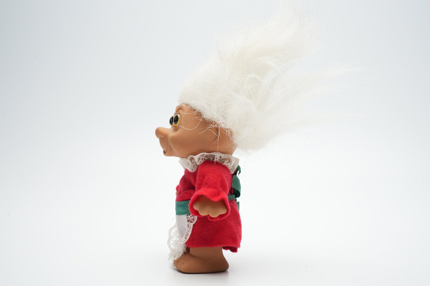 Troll in traditionele oude outfit - wit haar