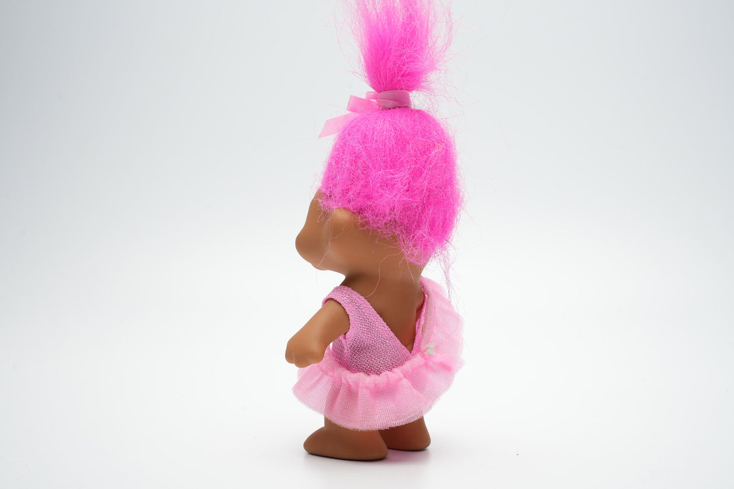 Troll in roze outfit die gaat ballet dansen - vintage troll met roze haar