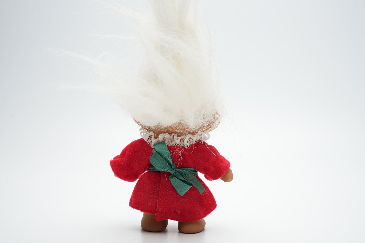Troll in traditionele oude outfit - wit haar