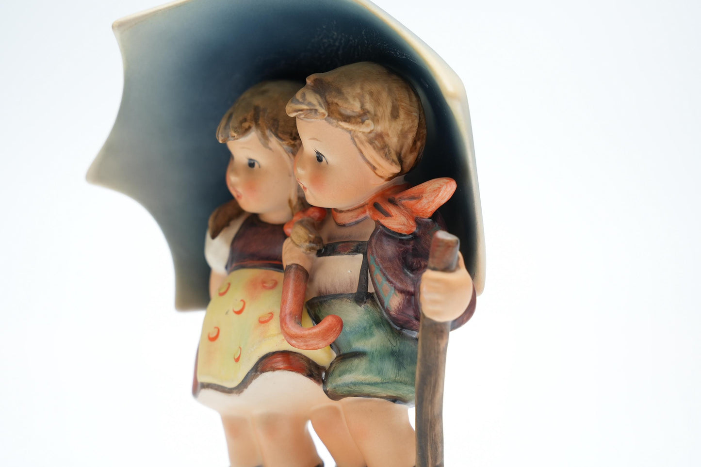 Vintage Hummel Beeldje 'Under Umbrella' - HUM 71 (17 cm / 6,7 inch)