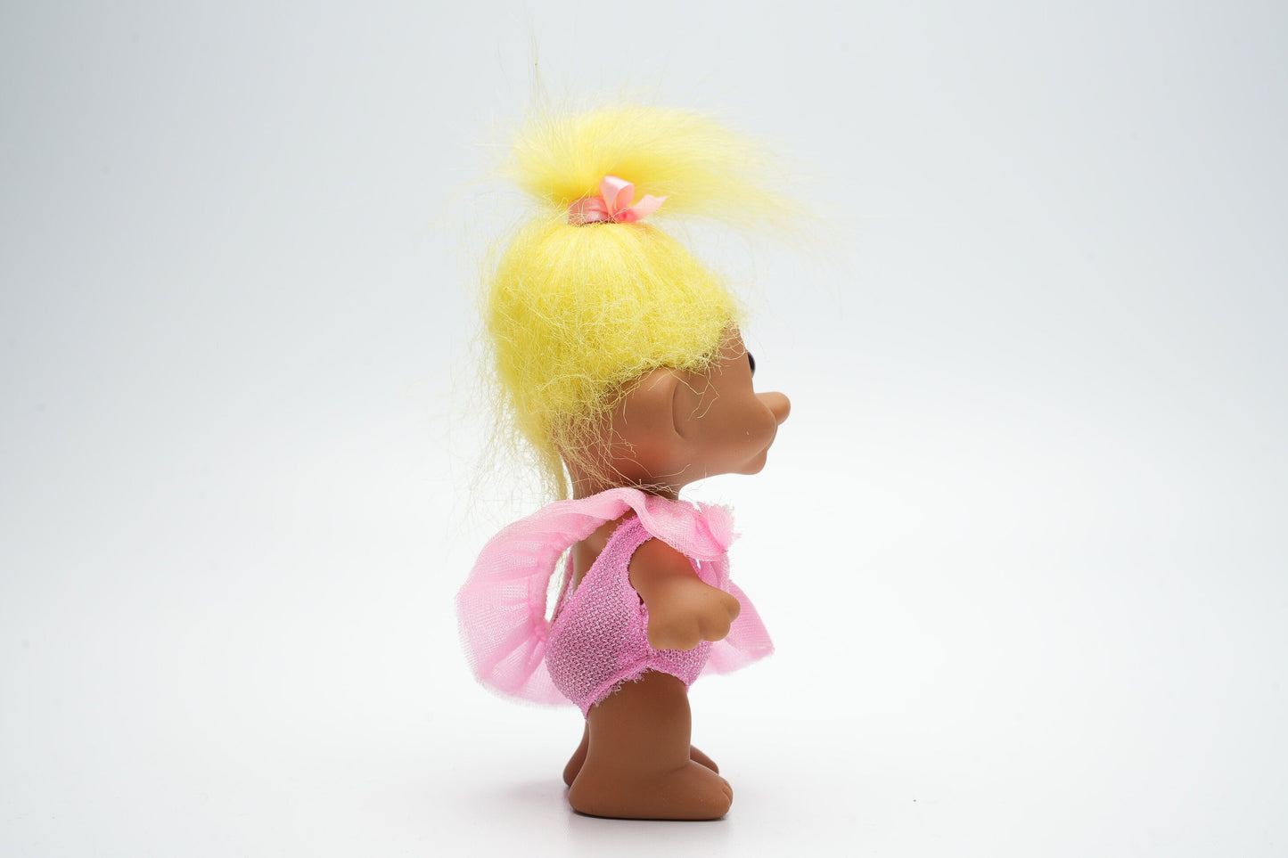 Troll in roze outfit die gaat ballet dansen - vintage troll met geel haar