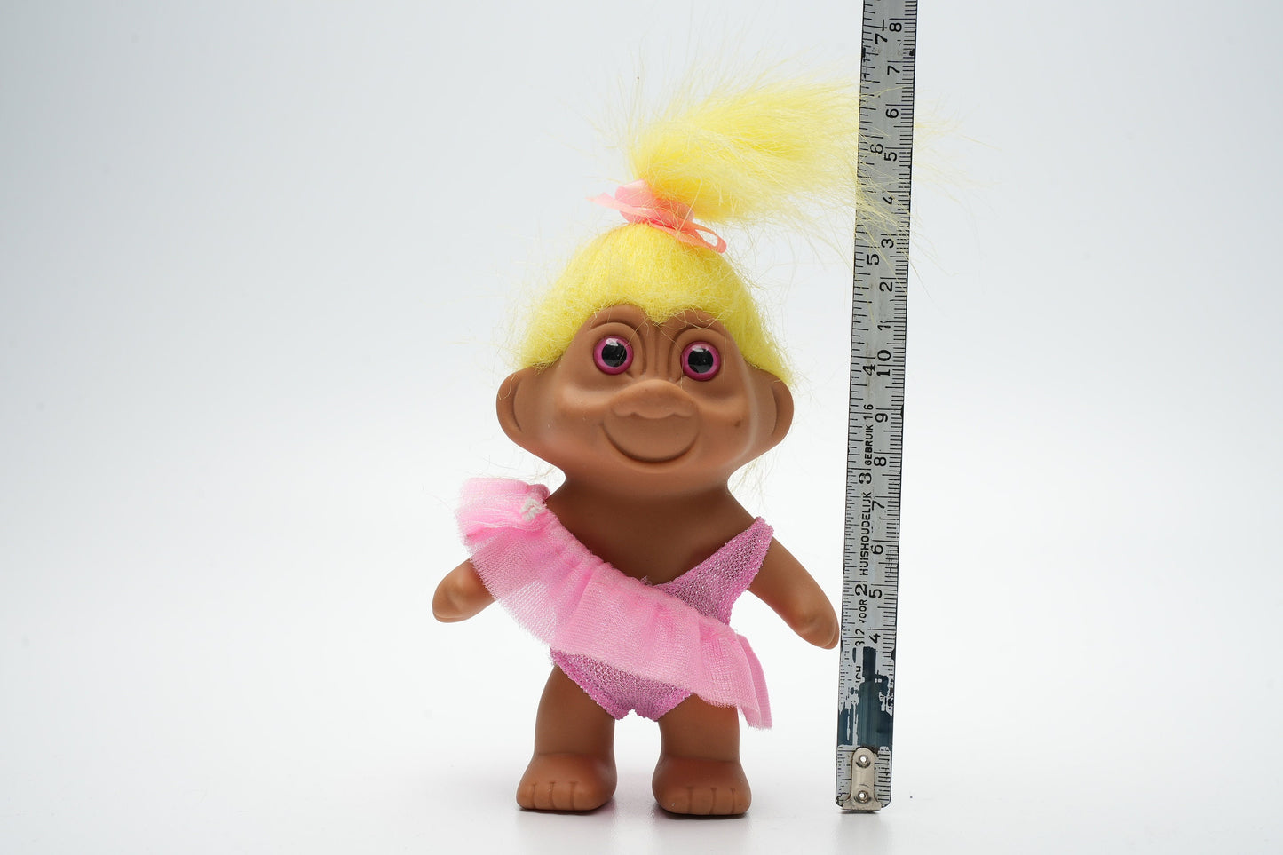 Troll in roze outfit die gaat ballet dansen - vintage troll met geel haar