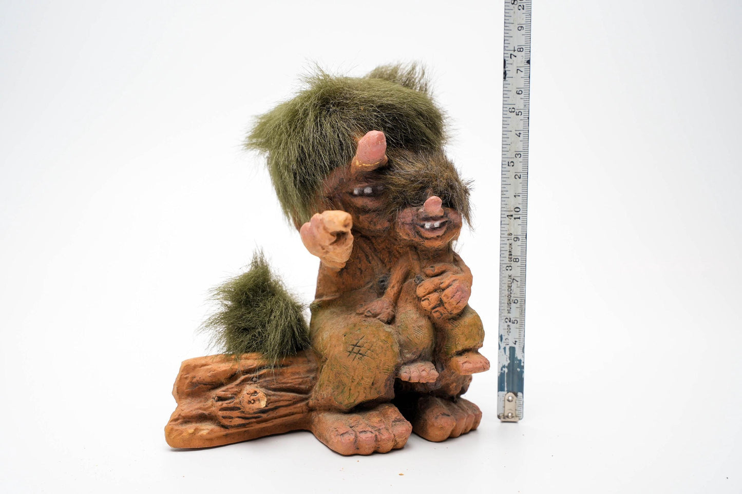 Nyform Trol Beeldje met Kind – Handgemaakt in Noorwegen – 17 cm/6.7 inch