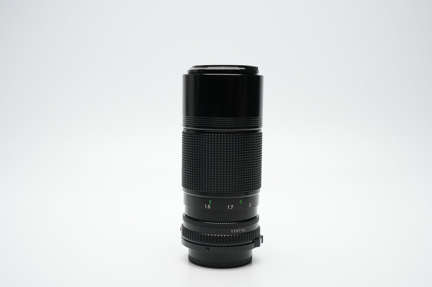 Canon FD 70-150 mm f4.5 zoomlens. Mooie scherpe optiek. Fantastisch bereik voor portretten met ingebouwde zonnekap