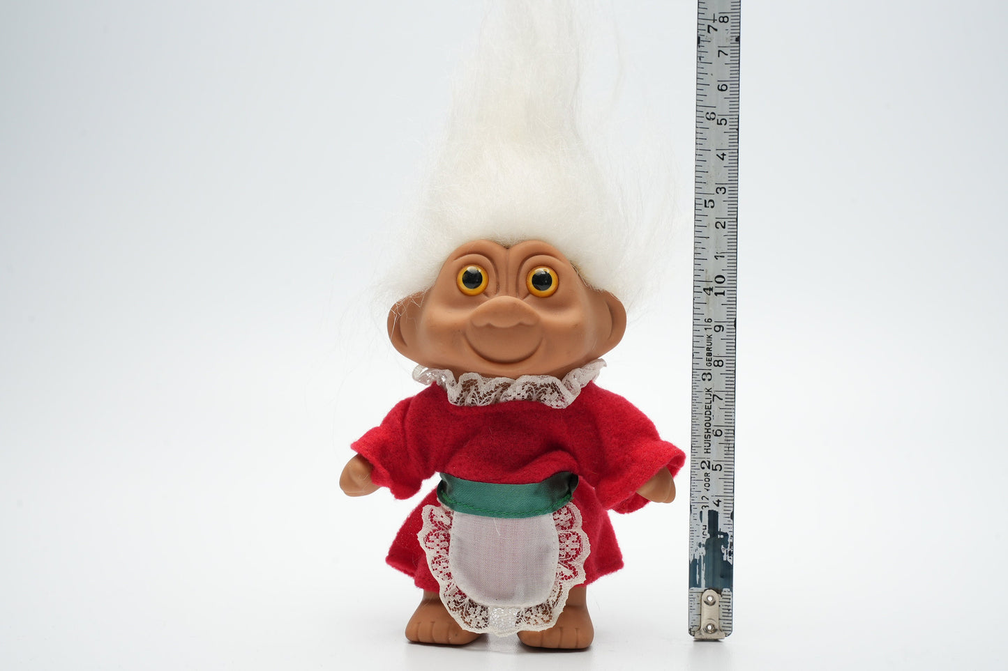 Troll in traditionele oude outfit - wit haar