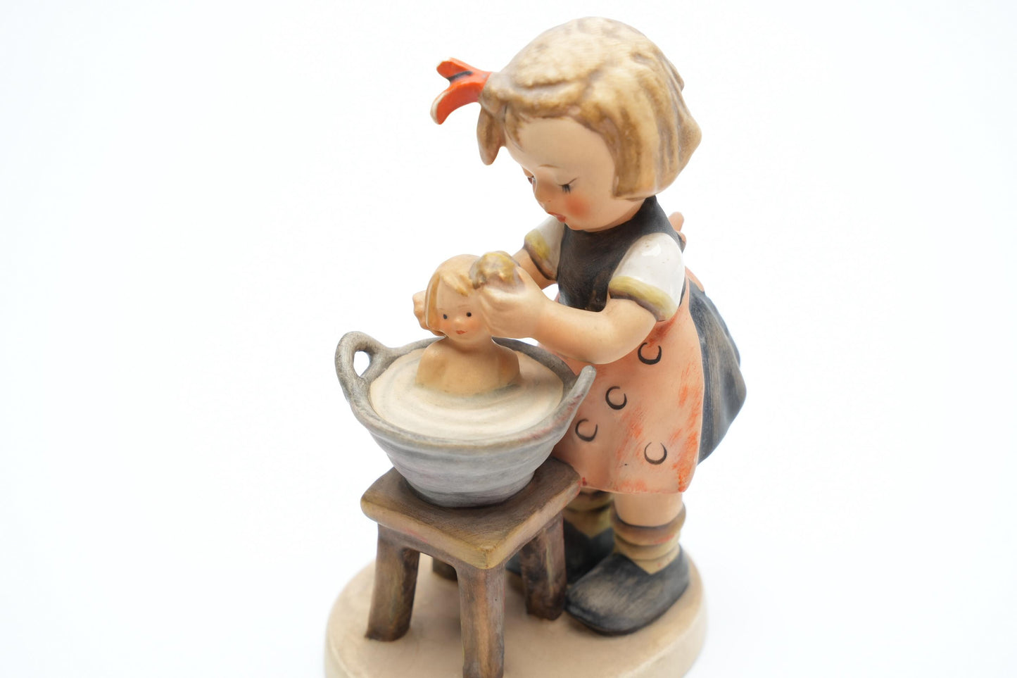 Hummel Beeldje 'Doll Bath' - HUM 319 - TMK 6 (13 cm / 5 inch)