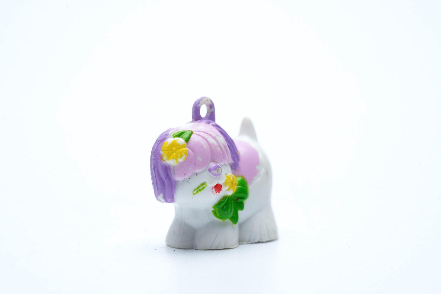 Vintage Charmkins Buttercup – Hasbro 1983 – Hondje met paarse lokken & bloemen | Miniatuur bedelfiguur