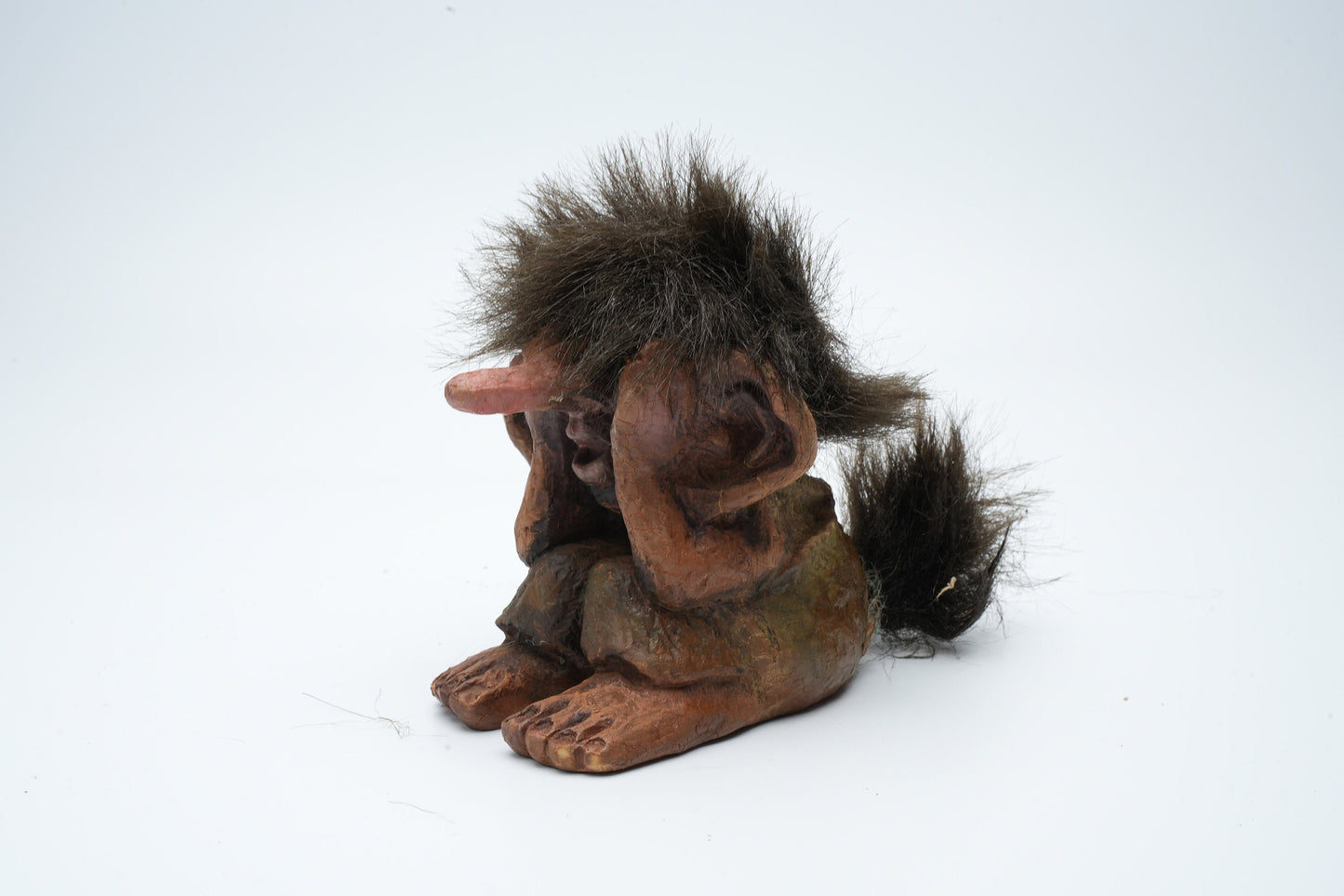Nyform Troll #177 zittend op de grond met grote oren | Nyform trollen