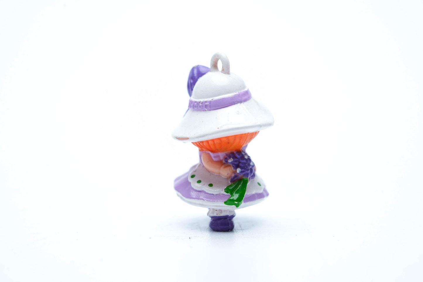 Vintage Charmkins Blossom – Hasbro 1983 – Paarse Jurk & Bloemenhoed | Mini Bedelfiguur uit de jaren 80