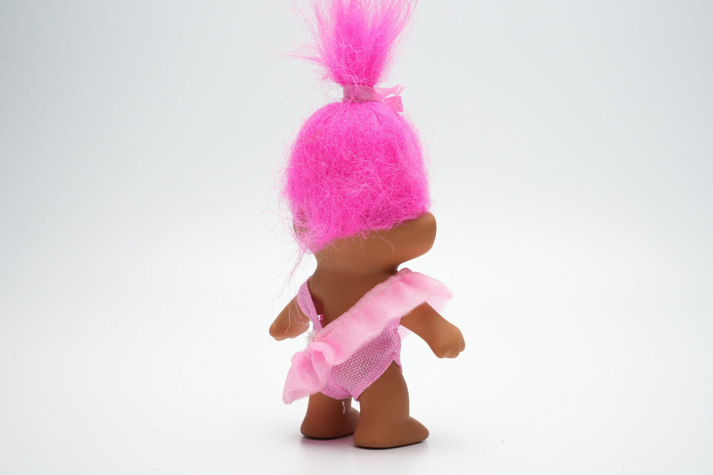 Troll in roze outfit die gaat ballet dansen - vintage troll met roze haar