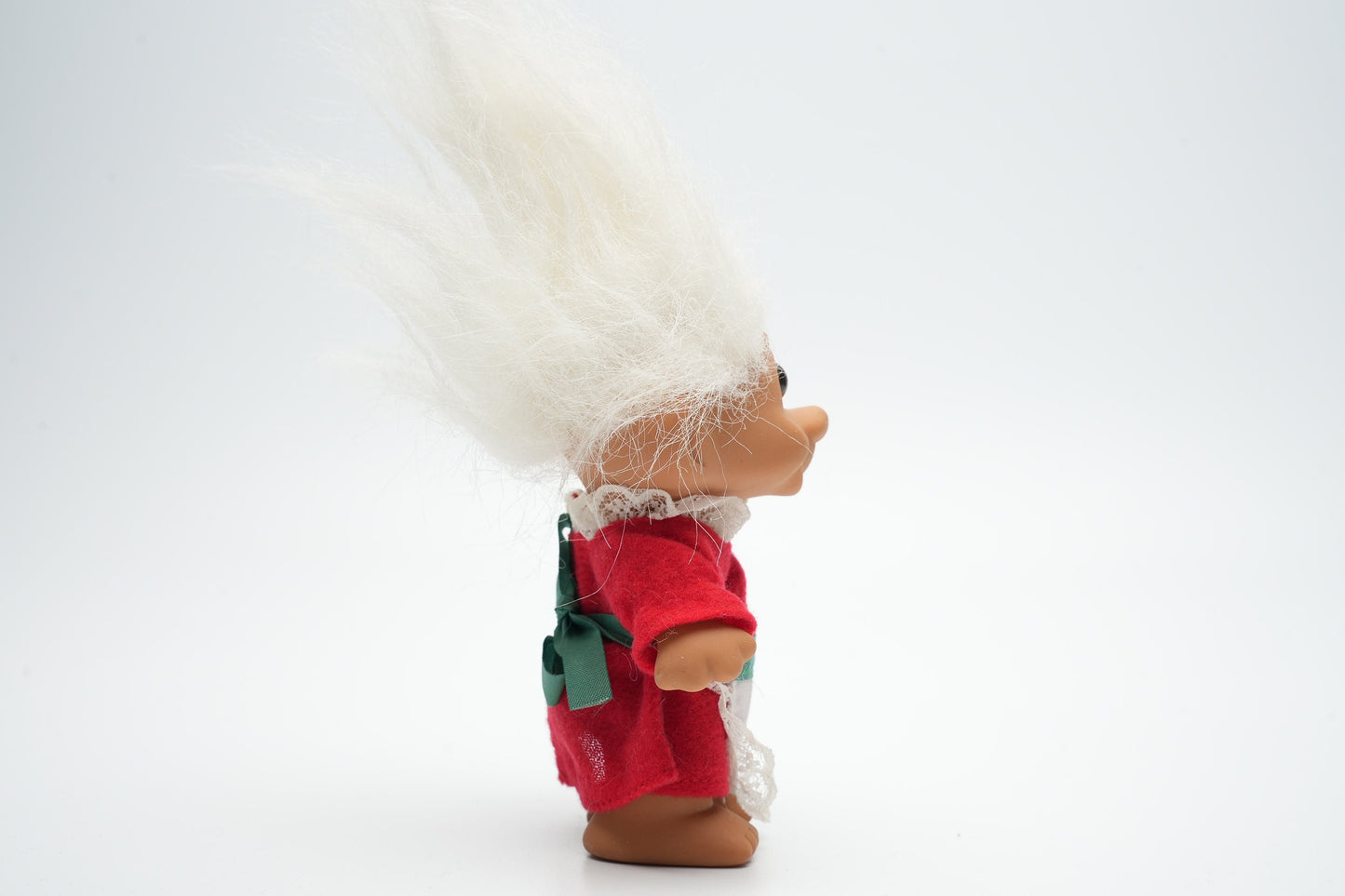 Troll in traditionele oude outfit - wit haar
