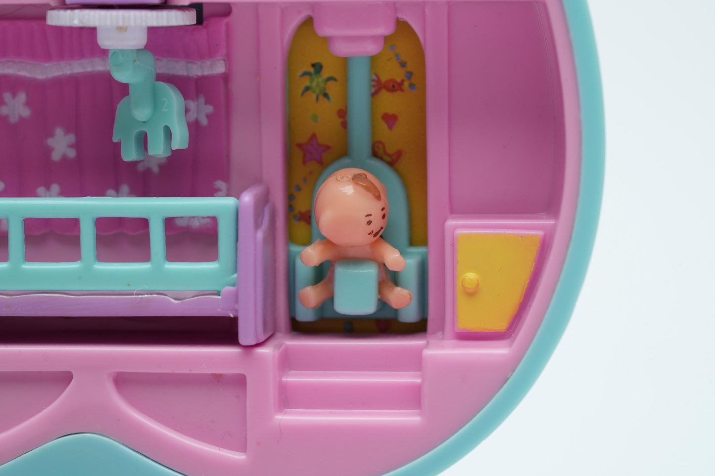 Vintage Polly Pocket 1994 Babytime Fun – Compleet met Polly & Baby’s – Bluebird Nursery Set