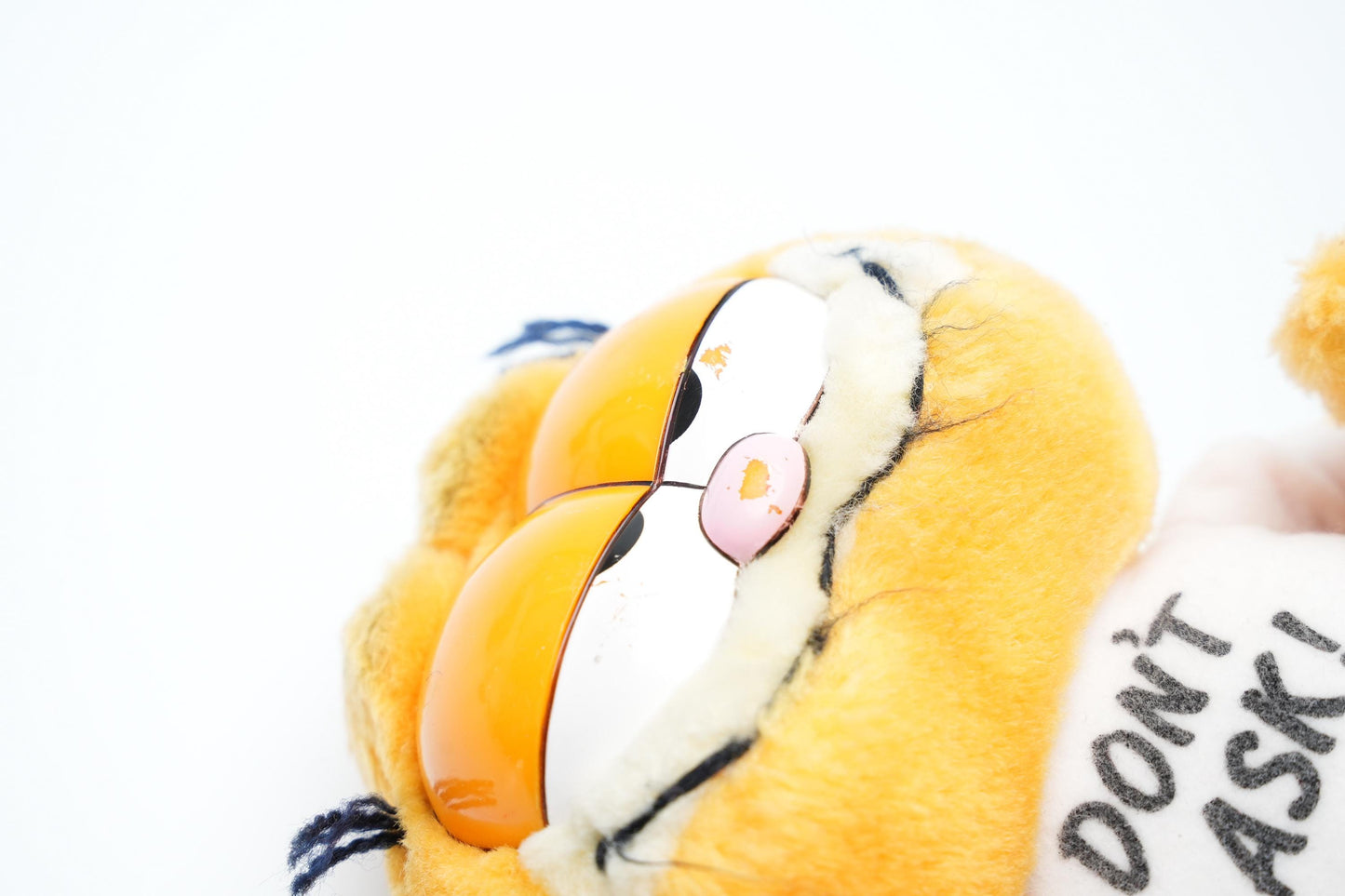 Vintage Garfield Knuffel – Zittend met "Don't Ask!" Shirt – 18 cm (7 inch)