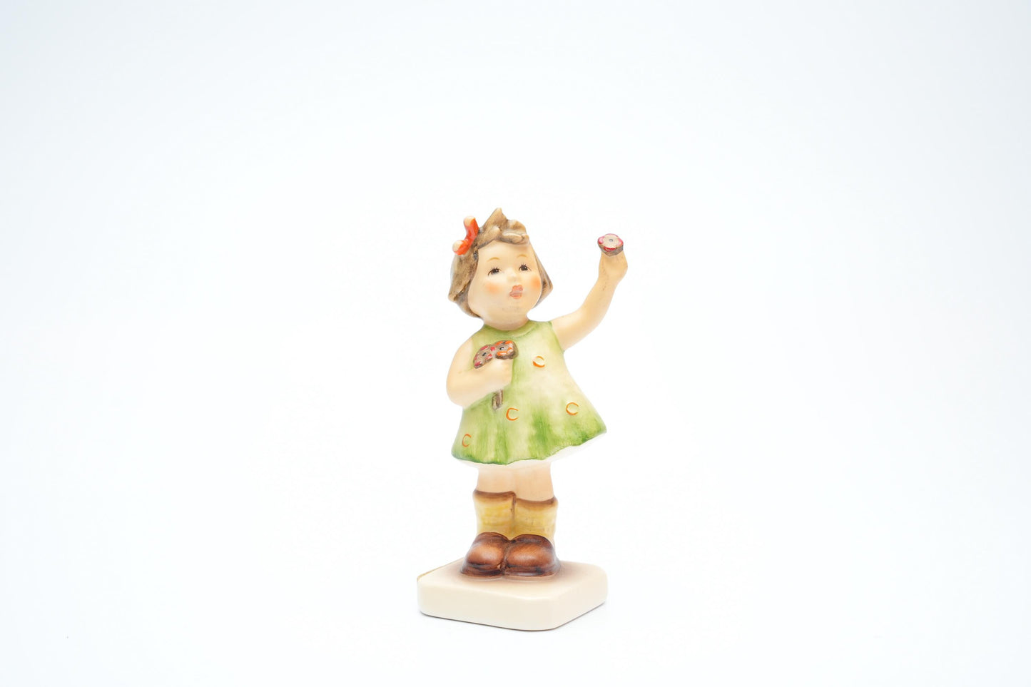 Goebel Hummel Figurine “Herzlich Willkommen – Forever Yours” (Hum 495, 11 cm/4,3 inch)