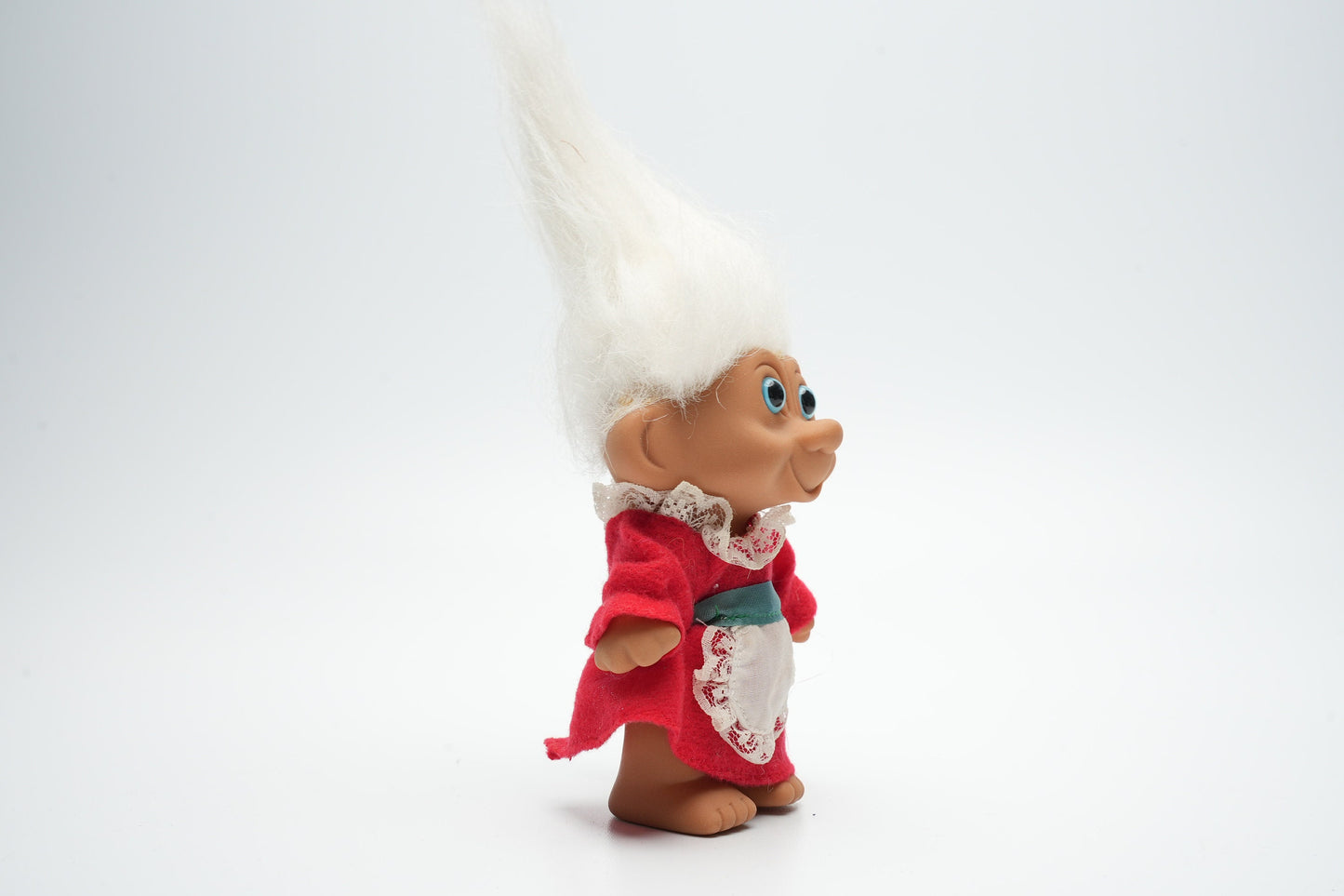 Troll in traditionele oude outfit - wit haar