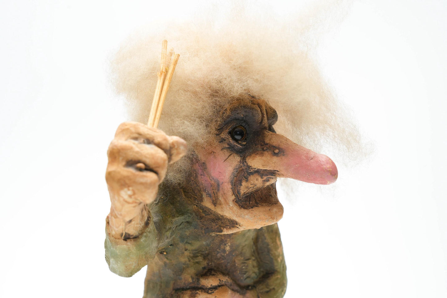 Grote Vintage Nyform Trol met Slingshot – Handgemaakt Noors Troll Beeldje – 25 cm / ca. 9.8 inch