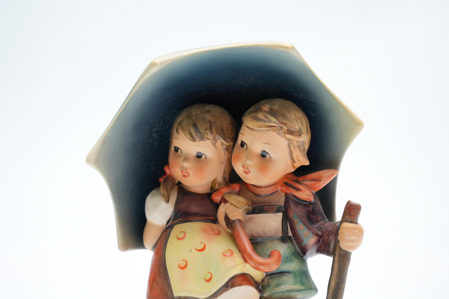 Vintage Hummel Beeldje 'Under Umbrella' - HUM 71 (17 cm / 6,7 inch)