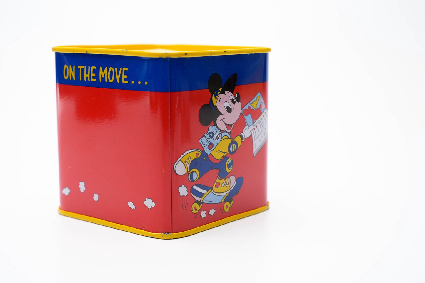 Vintage Mickey Mouse Spaarpot van Blik – “On the Move” Design – ca. Jaren ‘90