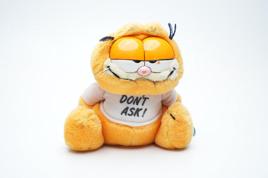 Vintage Garfield Knuffel – Zittend met "Don't Ask!" Shirt – 18 cm (7 inch)