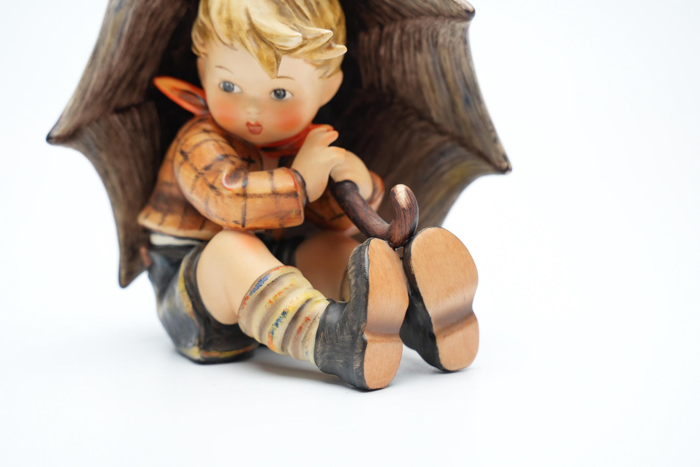 Vintage Hummel Beeldje 'Jongen onder Paraplu' - 152A - TMK 4 (13 cm / 5 inch