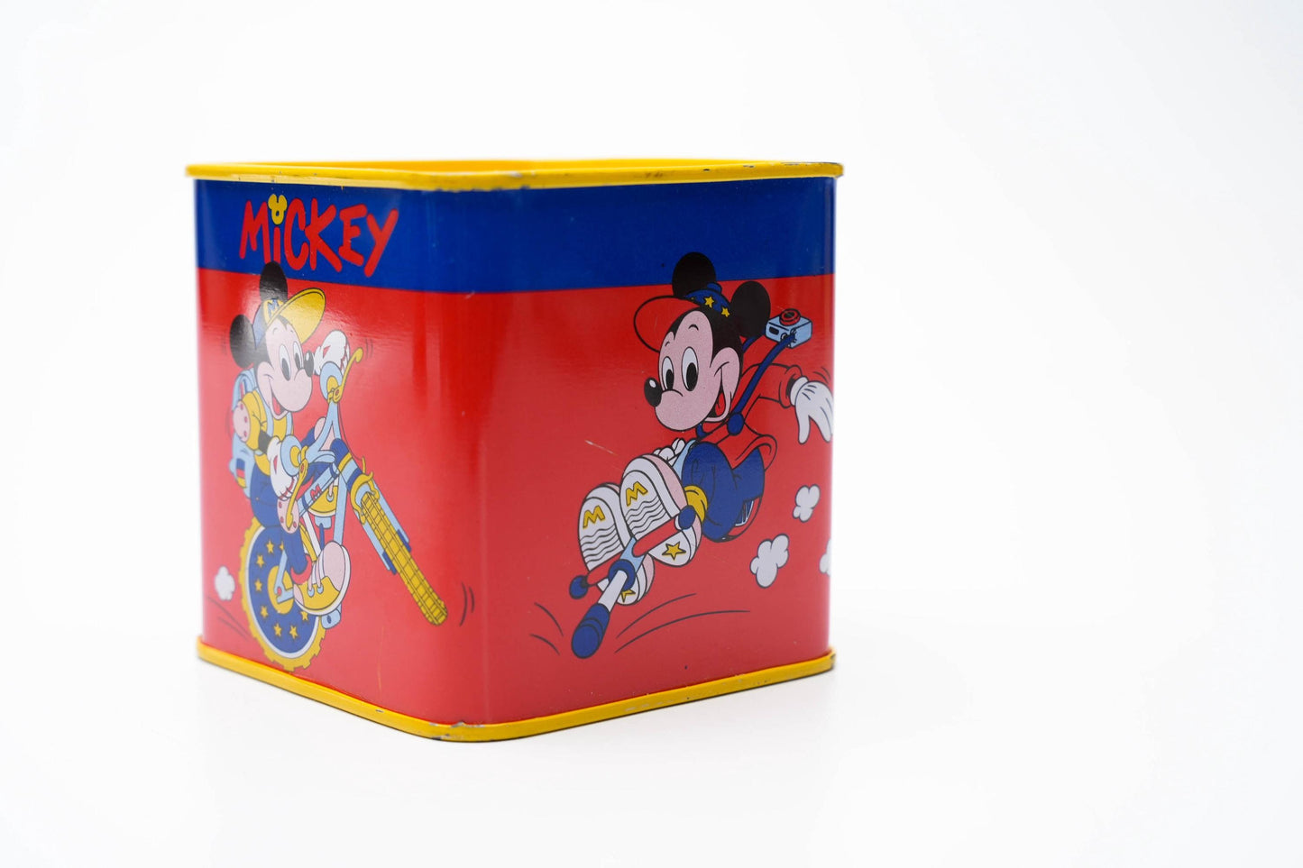 Vintage Mickey Mouse Spaarpot van Blik – “On the Move” Design – ca. Jaren ‘90