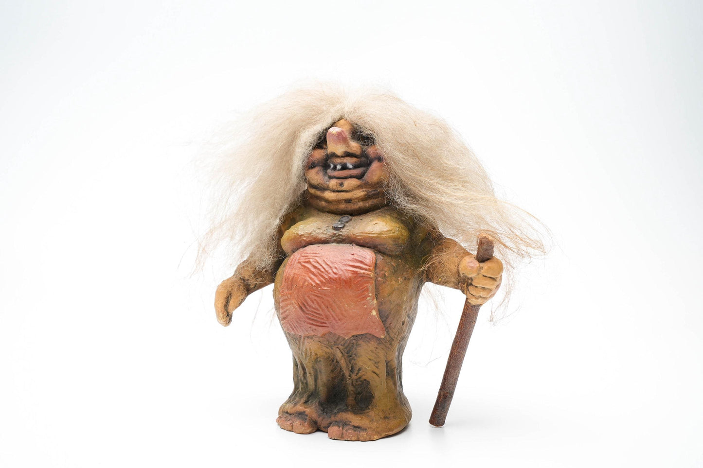 Vintage Nyform Trol Vrouw met Stok – Handgemaakt Noors Troll Beeldje – 16 cm / ca. 6.3 inch