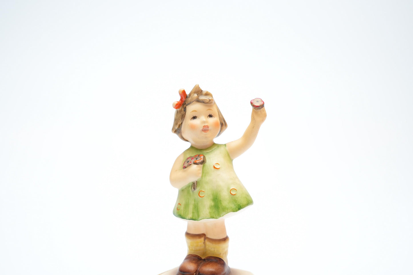 Goebel Hummel Figurine “Herzlich Willkommen – Forever Yours” (Hum 495, 11 cm/4,3 inch)