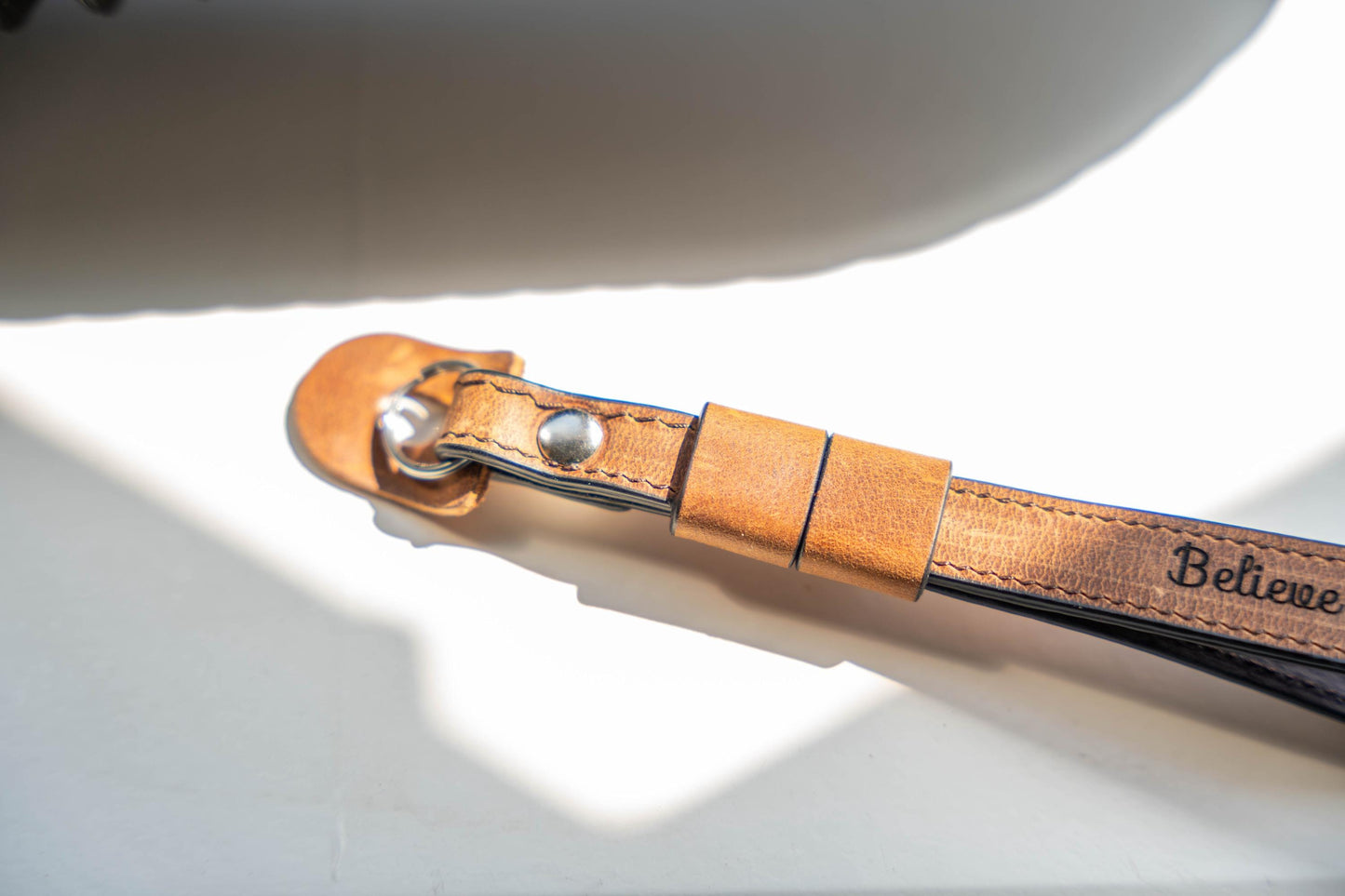 Unieke leren camera polsband - voor stijlvolle en veilige fotografie