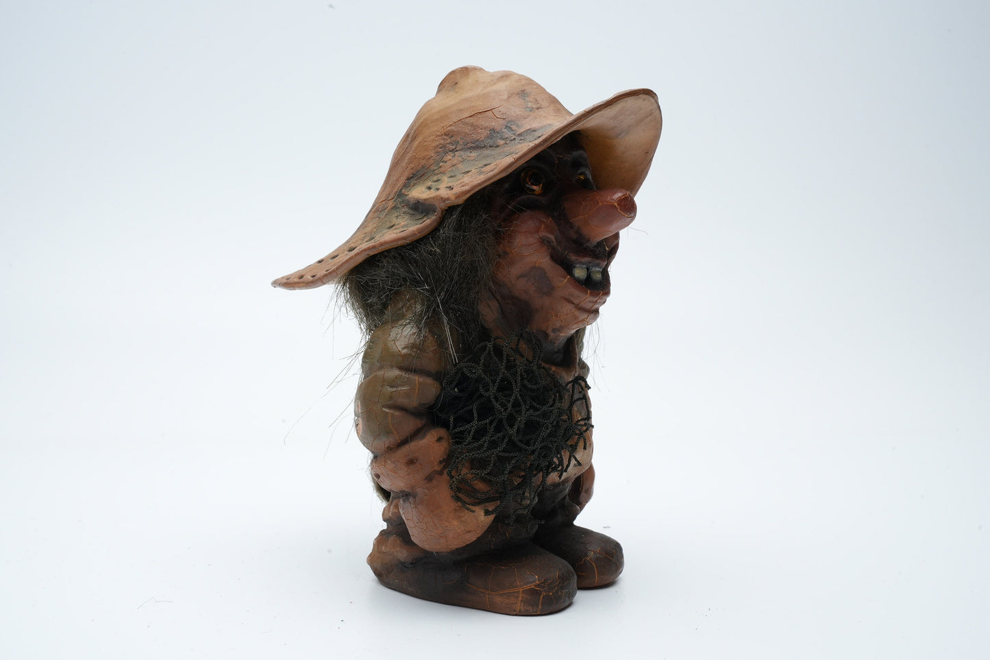 Staande Nyform troll met vissersnet in zijn handen - 6 inch - vintage Noorse troll