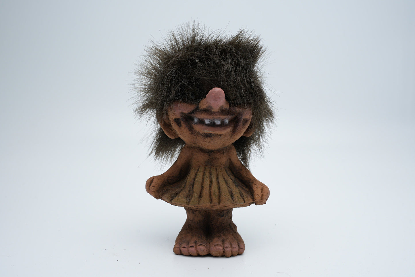 Nyform Troll nummer 115 - meisje in jurk met handen in haar zakken - handgemaakt in Noorwegen