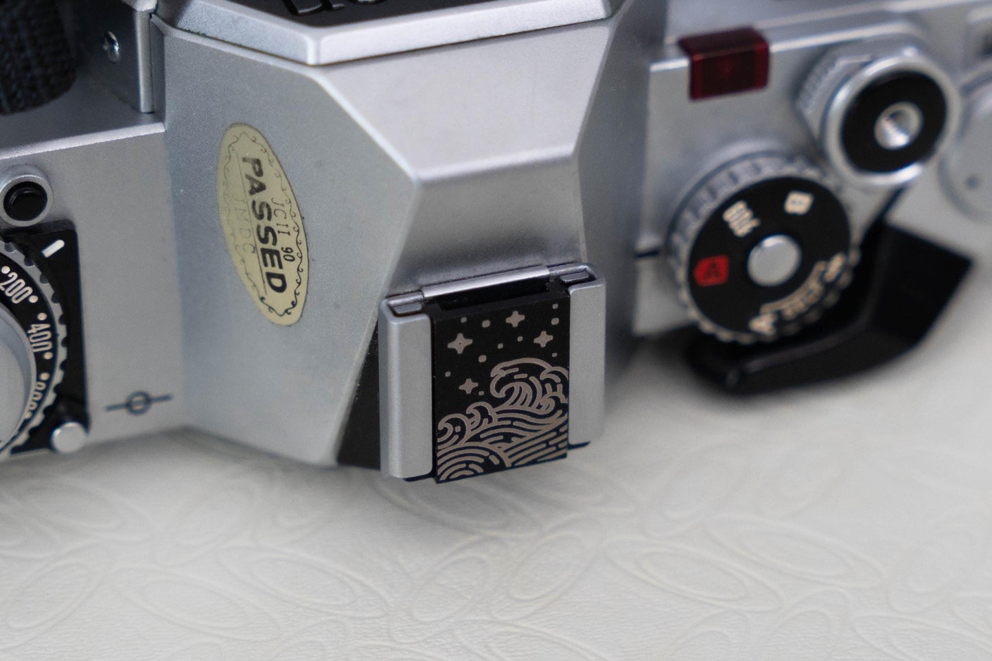 Gepersonaliseerde camera flitsschoen – "The Japanese Wave" – laser gegraveerd accessoire voor fotografie liefhebbers