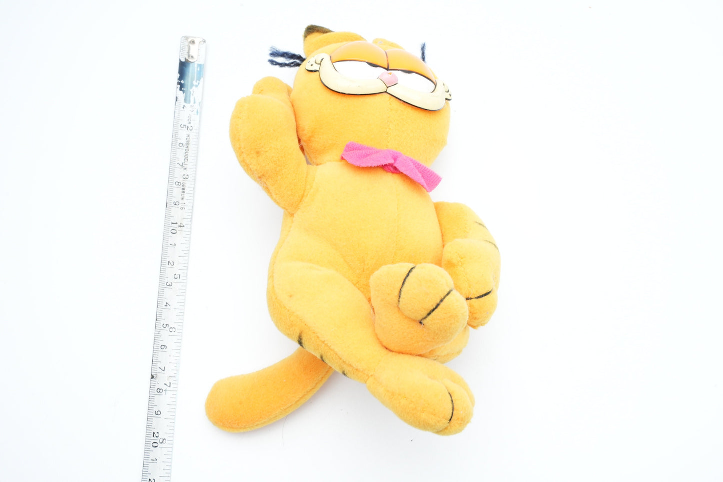 Vintage Garfield lying on the ground | vintage Garfield plush