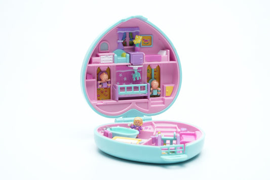 Vintage Polly Pocket 1994 Babytime Fun – Compleet met Polly & Baby’s – Bluebird Nursery Set