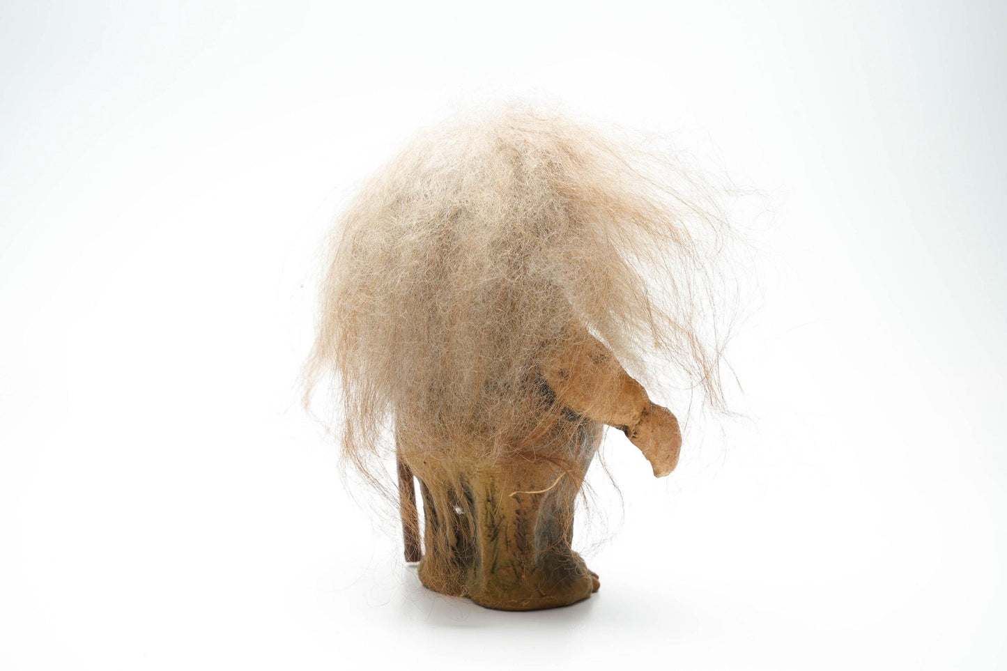 Vintage Nyform Trol Vrouw met Stok – Handgemaakt Noors Troll Beeldje – 16 cm / ca. 6.3 inch