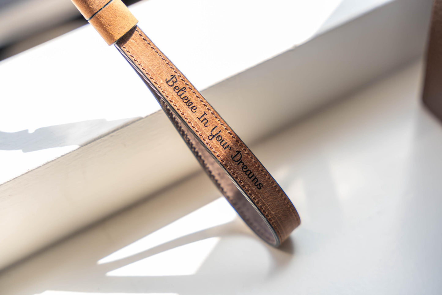 Unieke leren camera polsband - voor stijlvolle en veilige fotografie