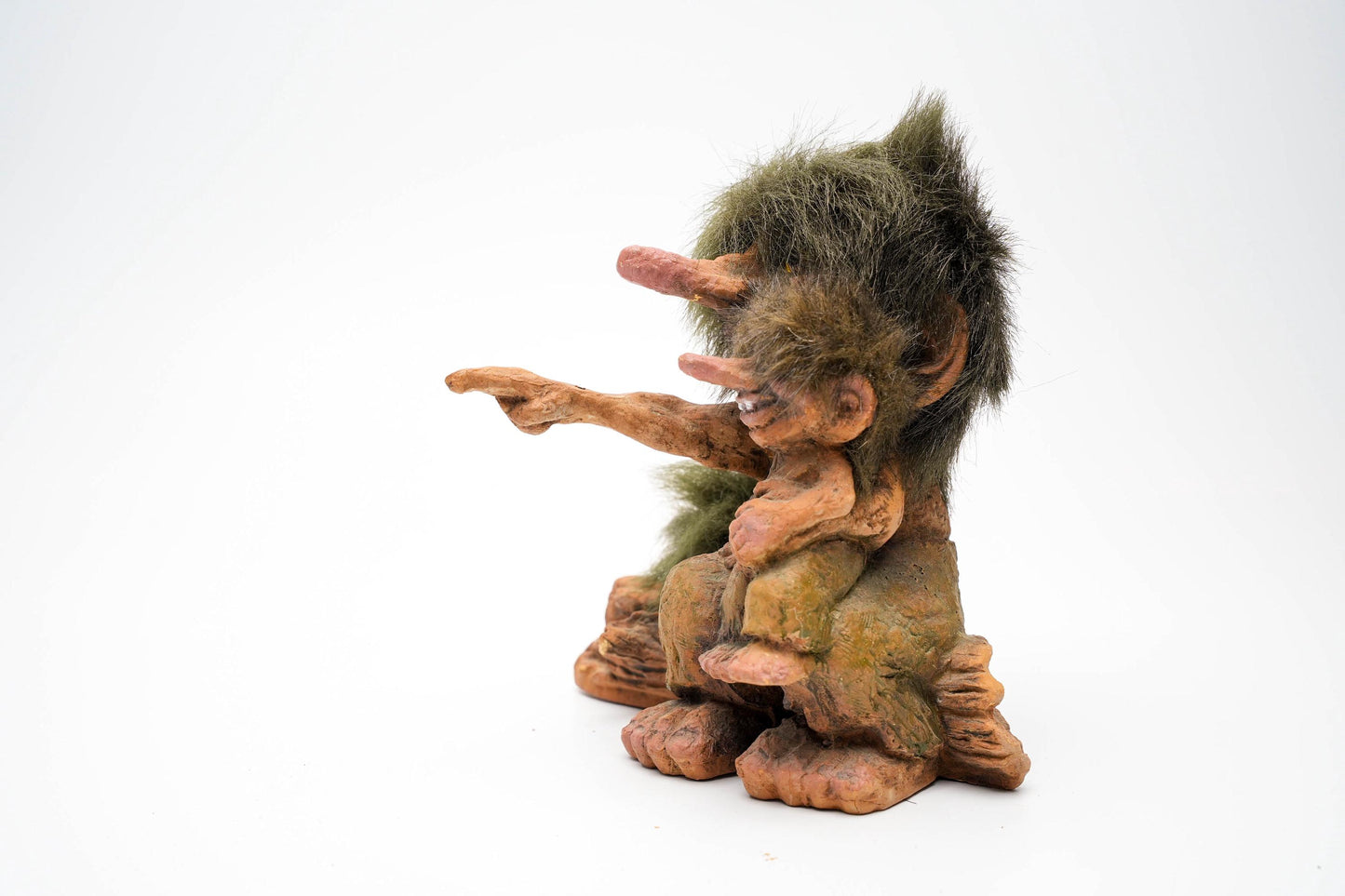 Nyform Trol Beeldje met Kind – Handgemaakt in Noorwegen – 17 cm/6.7 inch