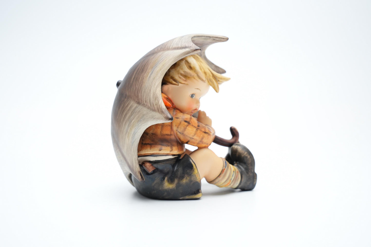 Vintage Hummel Beeldje 'Jongen onder Paraplu' - 152A - TMK 4 (13 cm / 5 inch