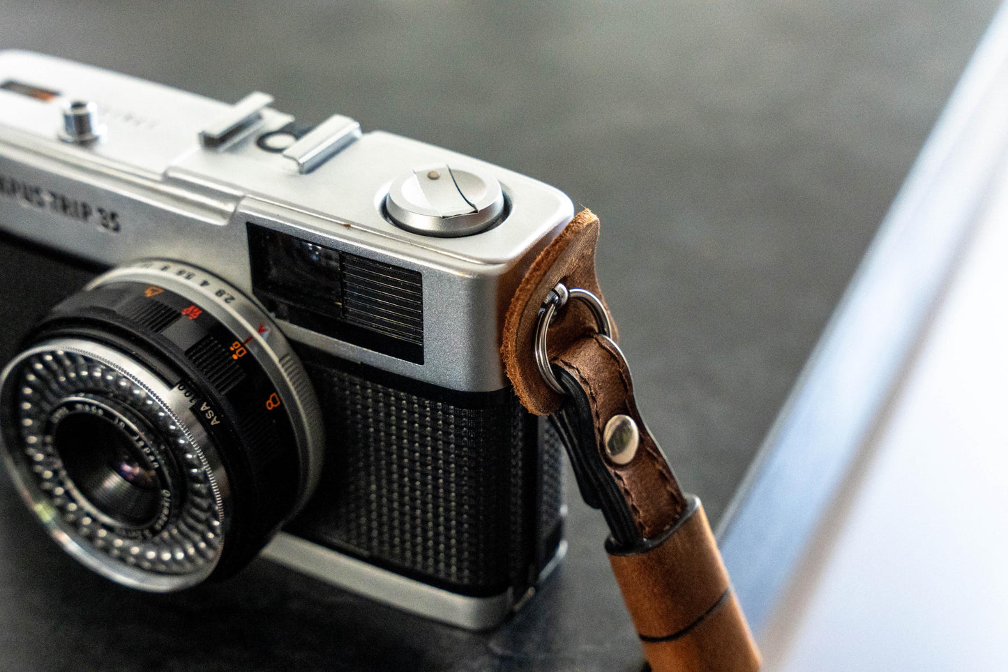 Unieke leren camera polsband - voor stijlvolle en veilige fotografie