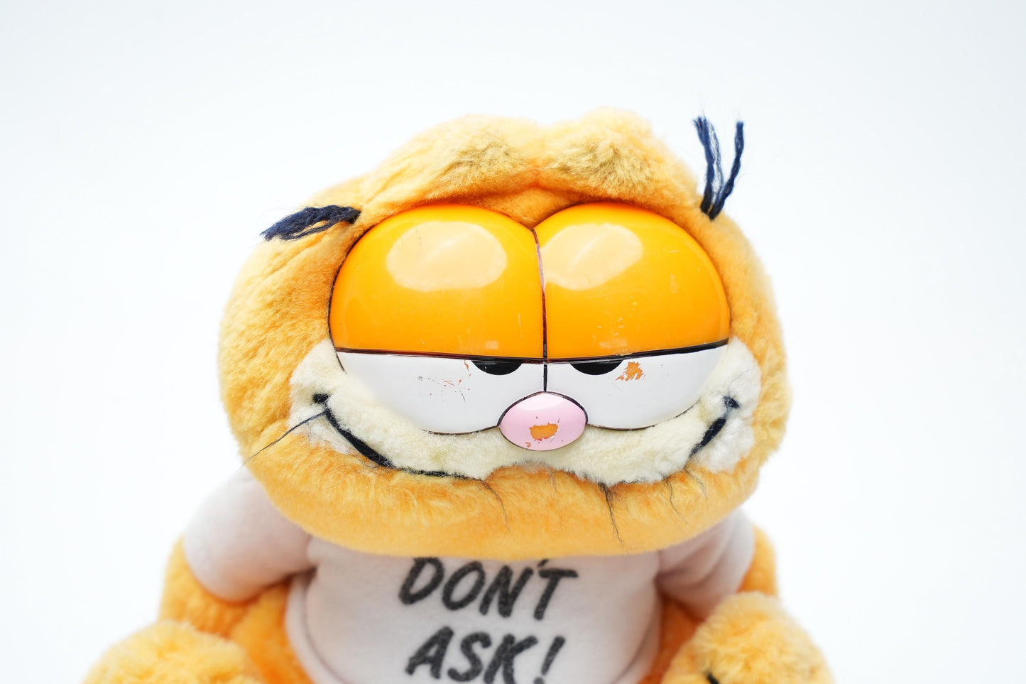 Vintage Garfield Knuffel – Zittend met "Don't Ask!" Shirt – 18 cm (7 inch)