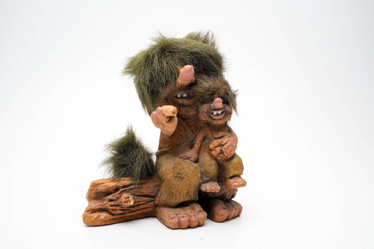 Nyform Trol Beeldje met Kind – Handgemaakt in Noorwegen – 17 cm/6.7 inch