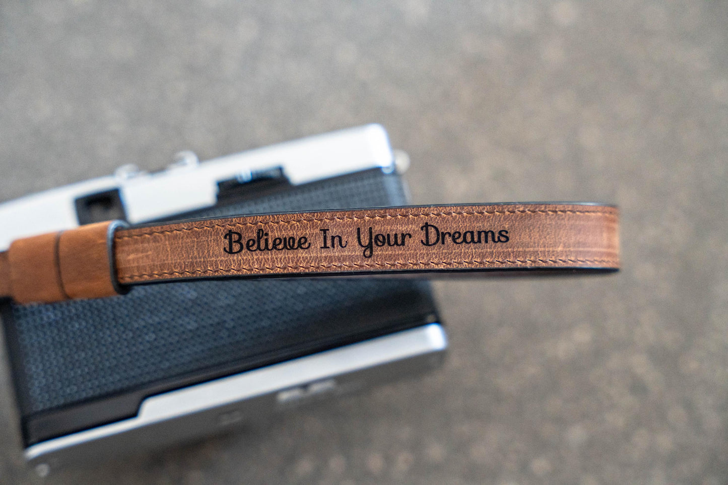 Unieke leren camera polsband - voor stijlvolle en veilige fotografie