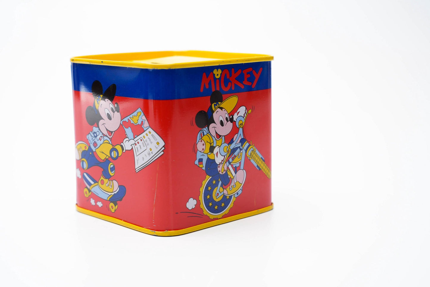 Vintage Mickey Mouse Spaarpot van Blik – “On the Move” Design – ca. Jaren ‘90