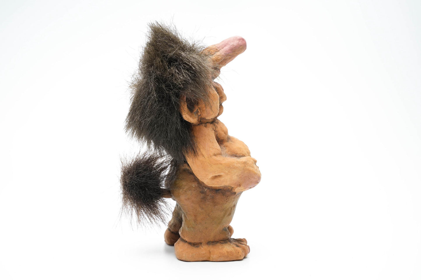 Vintage Nyform Trol met Grote Neus & Bolle Buik – Noors Handgemaakt Trollenbeeldje – 15 cm / ca. 5.9 inch