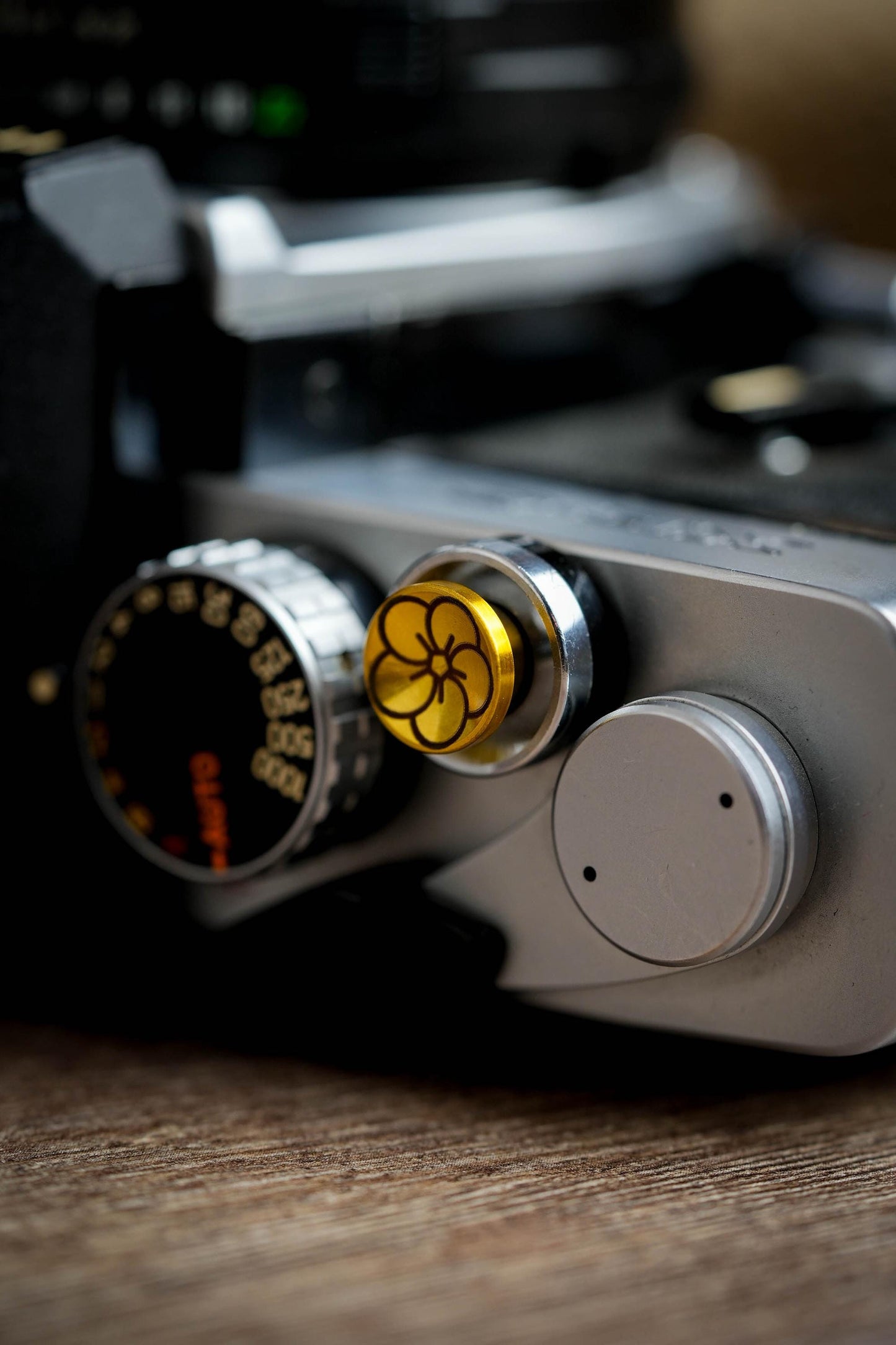 Messing ontspanknop met Sakura bloem: Verfraai je camera met een exclusieve uitstraling