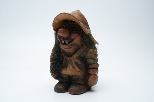 Staande Nyform troll met vissersnet in zijn handen - 6 inch - vintage Noorse troll